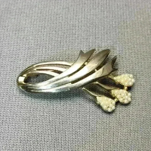 Unbranded Jewelry - Vintage Brooch Floral / Ribbon / Wheat Faux Pearls Pin Gold-tone Costume Jewelry